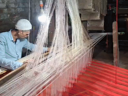 अमेरिका-ईरान युद्ध का असर, बनारसी साड़ी होगी महंगी:10 सितंबर से 15 प्रतिशत बढ़ेंगे दाम, बुनकरों ने एक मत होकर किया एलान