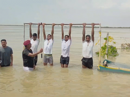 भागलपुर में बाढ़ के पानी में सेना की तैयारी,देखें VIDEO:4-5 फीट डूबा सेना भर्ती का मैदान; युवा बोले- हम पानी निकलने का इंतजार नहीं कर सकते