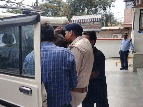 चलती बाइक पर गिरी पेड़ की टहनी:बाइक सवार का टूटा हाथ, पैर में भी लगी चोट; पुलिसकर्मियों ने पहुंचाया अस्पताल