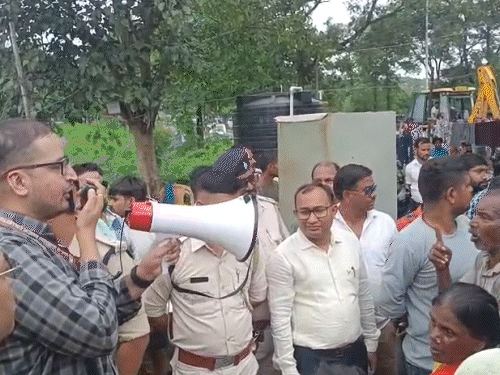 रांची में अतिक्रमण हटाने पहुंची टीम का विरोध:बिरसा चौक में महिलाओं से पुलिस की झड़प, लाठीचार्ज, लोगों ने मांगा पुनर्वास