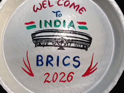 भोज के पत्तलों पर उकेरे BRICS नेताओं के चेहरे:मोदी-पुतिन-जिनपिंग समेत 9 नेताओं की तस्वीर, मधुरेंद्र की कलाकृति में दिखी भारत की मेहमाननवाजी