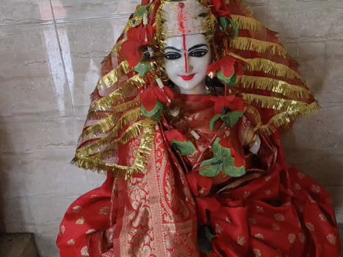 गरुड़ घंटी से मां गायत्री-जगदंबा और हनुमान की मूर्तियां तोड़ीं:तोड़फोड़ के बाद मंदिर की लाइट बंद कर रहा था आरोपी, साउंड सिस्टम बजा तो जुटे ग्रामीण