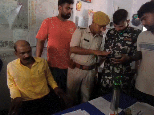 छात्राओं से छेड़खानी के आरोप में प्रिंसिपल गिरफ्तार:छात्राओं को गोद बैठाने, गाल नोंचने और बाथरूम के गेट पर खड़े होकर ताक-झांक करने का आरोप