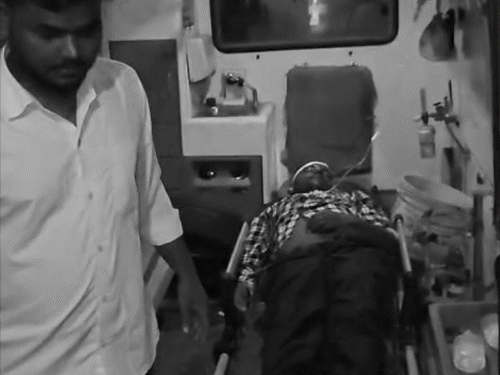 कोडरमा में ट्रक की लाइट से आंखें चुंधियाई:बाइक सड़क किनारे रखे मलबे से टकराया, ट्रक की चपेट में आने से एक मरा, दूसरा गंभीर