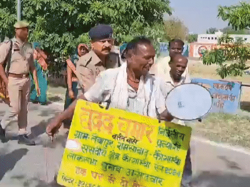 वाराणसी कोर्ट बोला- DSP सत्येंद्र तिवारी को गिरफ्तार करके लाओ:SC/ST केस में पेश नहीं हुए थे; कौशांबी में रोते नजर आए थे, VIDEO