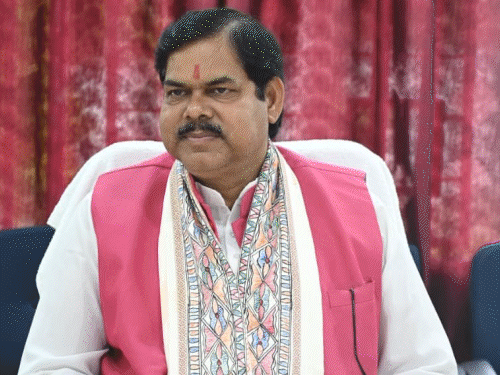 शिक्षा विभाग में 4 महीने में 5 IAS ऑफिसर बदले:दो महीने में हटाए गए गुंजियाल, क्या शिक्षा मंत्री मिथिलेश तिवारी की अफसरों से नहीं बन रही