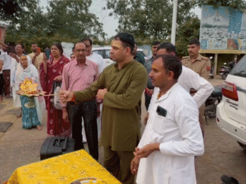 मर्डर थ्रेट के बीच बरसाने पूजा करने पहुंचे तेजप्रताप:गायों की आरती उतारी, महारास देखा; वृंदावन में मना सकते हैं जन्माष्टमी