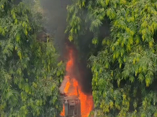 पटना- सोन भवन कैंपस के ट्रांसफॉर्मर में लगी अचानक आग:तीन दमकल गाड़ियों ने पाया काबू, लपटें तेज होने पर बना रहा अफरातफरी का माहौल