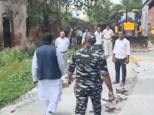 हजारीबाग में प्रशासन-पूर्व मंत्री के बीच तनातनी:‘हेमंत सोरेन भ्रष्ट मुख्यमंत्री, जल-जंगल-जमीन को बेच दिया’; बोले- कांग्रेस नेता योगेंद्र साव
