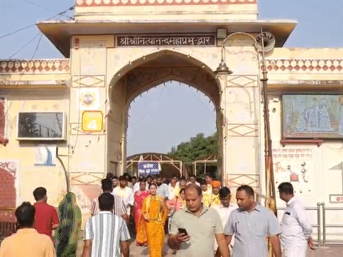 गोविंददेवजी मंदिर से दीया कुमारी ने रवाना की लोकमंथन यात्रा:हवामहल, बड़ी-चौपड़ होते हुए महारानी कॉलेज पहुंची यात्रा, रास्तों को रंगोली से सजाया