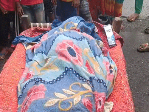 सड़क पार कर रहे व्यक्ति की बाइक से टक्कर; मौत:गिरिडीह में शव रखकर किया जाम, मुआवजे और गिरफ्तारी की मांग