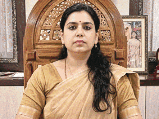 पूर्व IAS दिव्या मित्तल की राजनीति में एंट्री:बोलीं- यूपी में ही रहूंगी, डरूंगी नहीं, सवाल करूंगी, आप साथ दीजिए