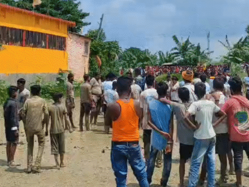 वृंदावन से आई बाल कृष्ण की प्रतिमा आकर्षण का केंद्र:सीतामढ़ी में जन्माष्टमी पर राधा-कृष्ण मंदिर में श्रद्धालुओं की भीड़, रात 12 बजे जन्मोत्सव