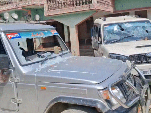 समस्तीपुर में उत्पाद की टीम पर हमला, गाड़ी तोड़ी:सिपाही समेत 2 होमगार्ड जवान घायल, राइफल छोड़कर भागी टीम; छापेमारी करने पहुंची थी
