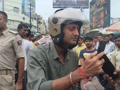 वाहन जांच में बाइक सवार बोला, मैं स्टेशन मास्टर हूं:पुलिस जांच में पॉल्यूशन निकला फेल, गाड़ी जब्त हुई तो मांगनी पड़ी माफी