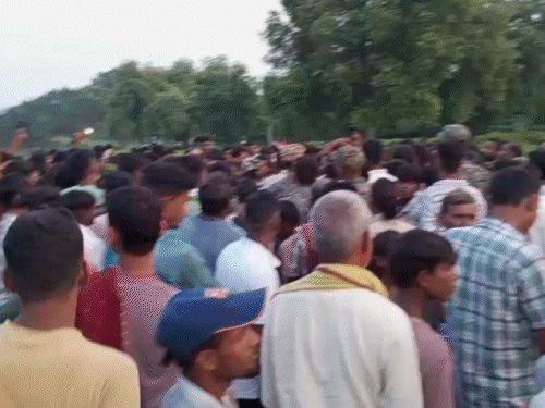 लावारिस शव दफनाने पहुंची पुलिस का ग्रामीणों ने किया विरोध:वापस लौटना पड़ा, 6 दिन पहले मदार नदी से मिला था अज्ञात का शव