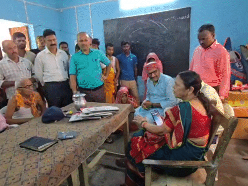 सारण में नाबालिग छात्राओं से छेड़खानी, आरोपी टीचर हिरासत में:कन्या विद्यालय में परिजनों का हंगामा, छात्राओं ने बैड टच की शिकायत की