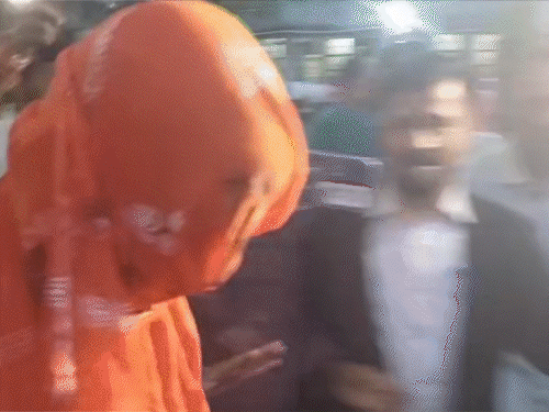 जमुई कांड-कोर्ट में मुख्य आरोपी को वकील ने जड़ा थप्पड़:कहा- उसके खिलाफ आक्रोश का प्रतिक; पटना में राजद बोली- हाफ नहीं फुल एनकाउंटर हो