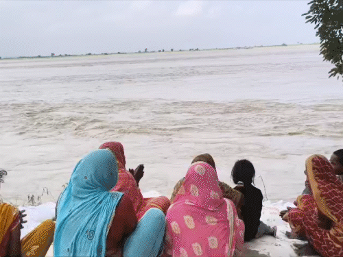 ‘गंगा मइया गांव-परिवार को बचा लो’:जलस्तर बढ़ने के बाद डरी हैं महिलाएं, बांध किनारे बैठकर महिलाओं ने गाई गीत