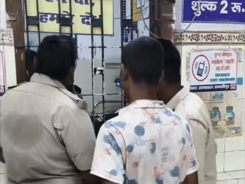 बॉयफ्रेंड ने अपने दोस्त के साथ किया दुष्कर्म:वीडियो बनाकर जान से मारने की दी धमकी, 8 महीने बाद वीडियो देख मां ने कराई FIR