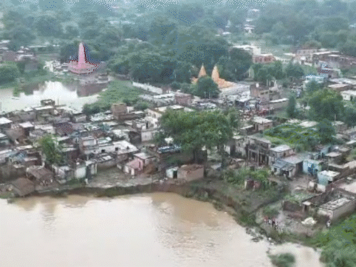 ‘एक-एक रुपया जोड़कर घर बनाया, अब गंगा में समा रहा…’:भोजपुर में 105 परिवारों पर बेघर होने का संकट; रातभर जागकर गंगा से घर बचाने की गुहार