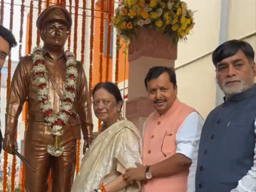 भाजपा राष्ट्रीय अध्यक्ष नितिन नवीन अपने स्कूल पहुंचे:आचार्य की प्रतिमा का अनावरण, शिक्षक दिवस समारोह में हुए भावुक; शिक्षकों के पैर छूकर लिया आशीर्वाद