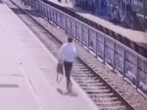 ट्रेन के सामने कूदने जा रहा था युवक, CCTV:अलीगढ़ जंक्शन पर GRP कांस्टेबल ने दौड़कर बचाई जान; युवक बोला- परिवारिक विवाद से परेशान था