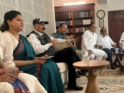 TMC बागी 22 सितंबर तक अयोग्यता पर जवाब देंगे:अभिषेक बनर्जी की शिकायत के बाद लोकसभा स्पीकर का फैसला; 20 सांसद NCPI में शामिल हुए थे
