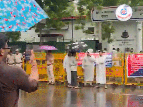 स्वतंत्र भारद्वाज के समर्थन में दिल्ली में प्रदर्शन:कल पुलिस ने हिरासत में लिया था; कॉकरोच पार्टी कार्यकर्ता के पिता से मारपीट का आरोप
