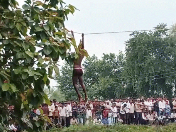 जबलपुर के कुआंखेड़ा में अनूठी दही हांडी:40 फीट ऊंची मटकी फोड़ने 199 युवक तालाब में गिरे, गनपत ने चैलेंज पूरा कर जीते 5100 रुपए