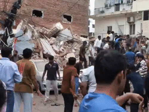 दिल्ली में 5 मंजिला बिल्डिंग गिरी:यहां PG में रहने वाले कई लोग और गाड़ियां मलबे में दबी; ग्राउंड फ्लोर पर दुकानें थी