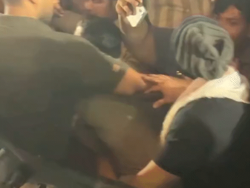बच्चे को सलमान के बॉडीगार्ड से लगा धक्का:एक्टर ने देखा तो बच्चे से हाथ मिलाया; गणपति बप्पा के दर्शन करने पहुंचे थे