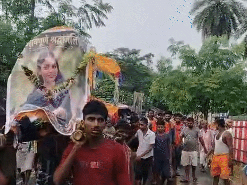 जिंदा बेटी की घर वालों ने निकाली अर्थी:पुतला बनाकर पिता ने मुखाग्नि दी; बेटी ने बॉयफ्रेंड से भागकर की है शादी
