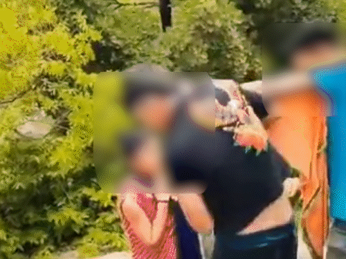‘करेंगे गुंडागर्दी, क्या कर लेगी वर्दी’:जमुई-समस्तीपुर के बाद बांका में लड़की से छेड़छाड़; 6 युवकों ने की अश्लील हरकत, चप्पल से पीटा