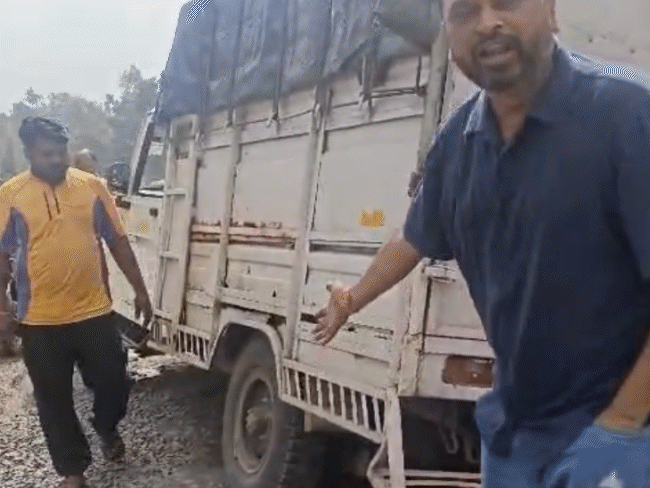मेट्रो प्रोजेक्ट- बीच में बेरिकेड्स, दोनों ओर उखड़ी सड़कें:भोपाल के रायसेन रोड के बुरे हाल; बस-लोडिंग गाड़ियां फंस रहे, कांग्रेस ने VIDEO जारी किया