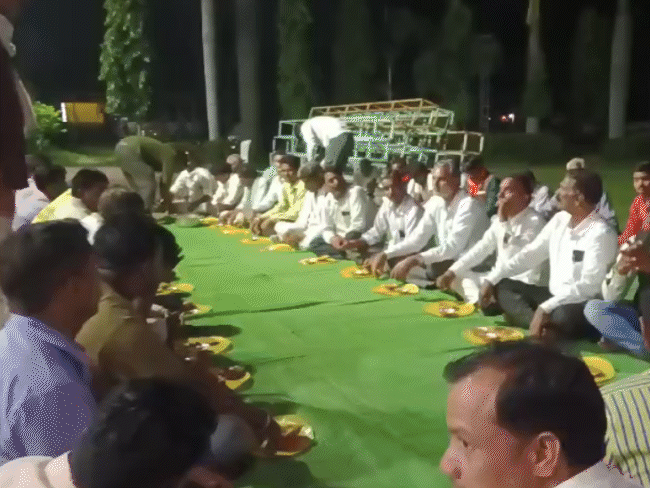 200 ट्रैक्टर-ट्रॉलियों के साथ किसानों का भोपाल कूच:ईंटखेड़ी में रुके, यहीं भोजन किया; रात में कलेक्टर के वीडियो कॉल पर माने