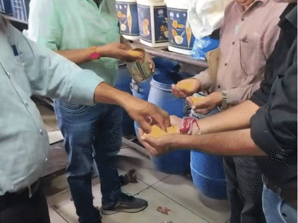 भोपाल के 10 होटल में पहुंची फूड सेफ्टी की टीम:होटल पलाश में मशरूम के 8 पैकेट सड़ी अवस्था में मिले; भोजनालय में खामियां मिली