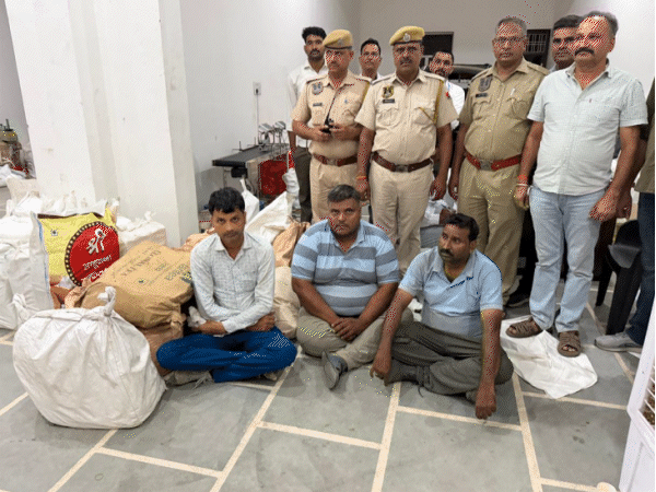 नकली घी की पैकिंग का भंडाफोड़, कोडवर्ड में लेते ऑर्डर:61,600 कार्टन-पाउच बरामद, सरस, लोट्स, महान और कृष्णा-ब्रांड के नाम पर तैयार हो रही थी फर्जी पैकिंग; 3 गिरफ्तार