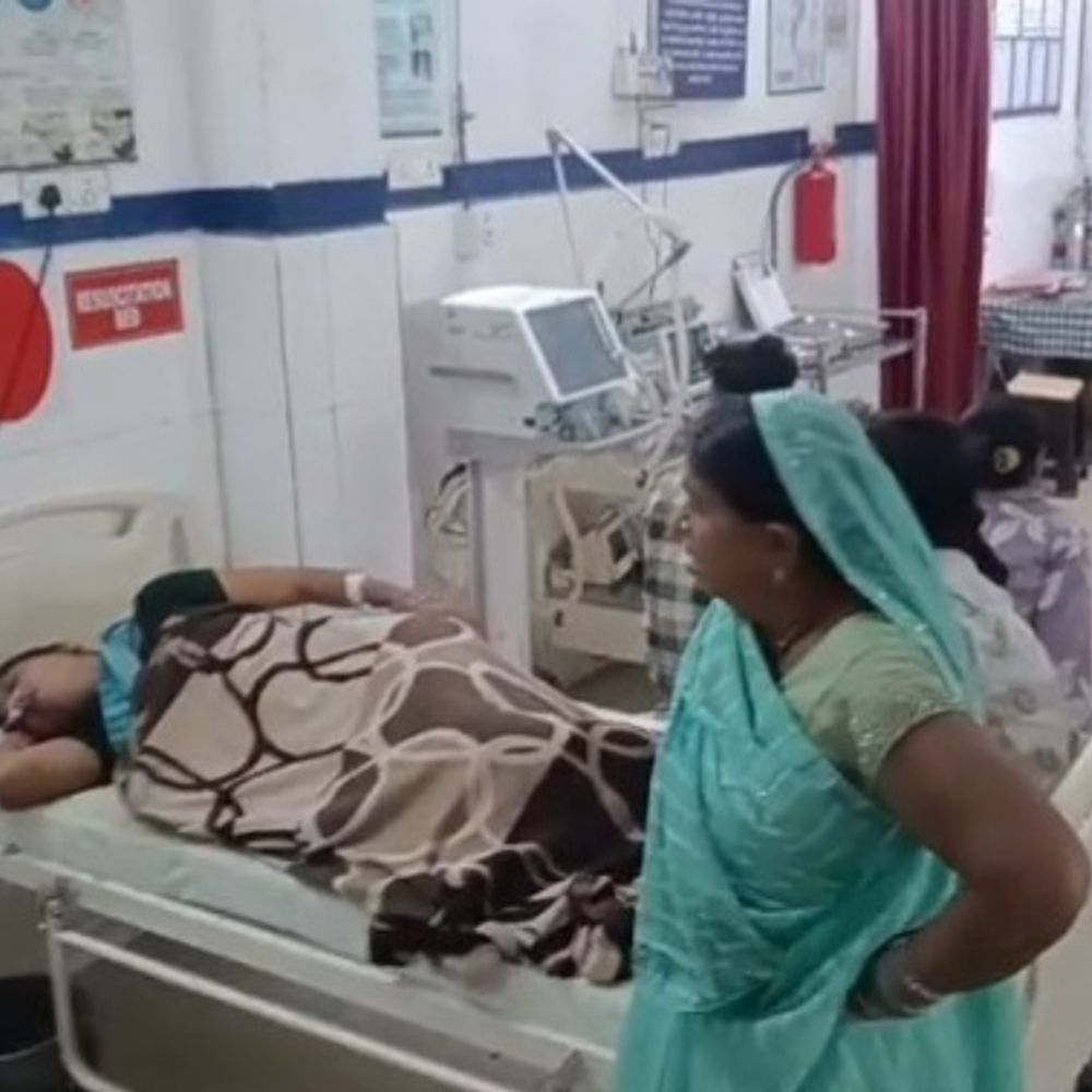 पति-सास ने दहेज के लिए महिला को पिलाया जहर:पन्ना में 12 साल की बेटी ने नाना को फोन किया; अस्पताल में भर्ती