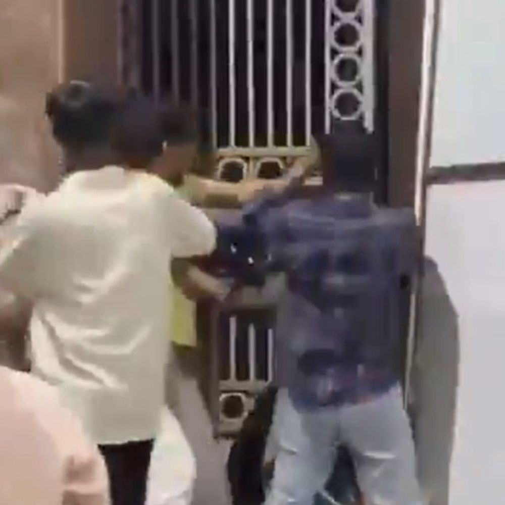 हैदराबाद-जवाहरलाल नेहरू टेक्नोलॉजिकल यूनिवर्सिटी में दो छात्र गुटों में झड़प:एक-दूसरे पर लाठियां चलाईं; महिला मित्र पर टिप्पणी से विवाद