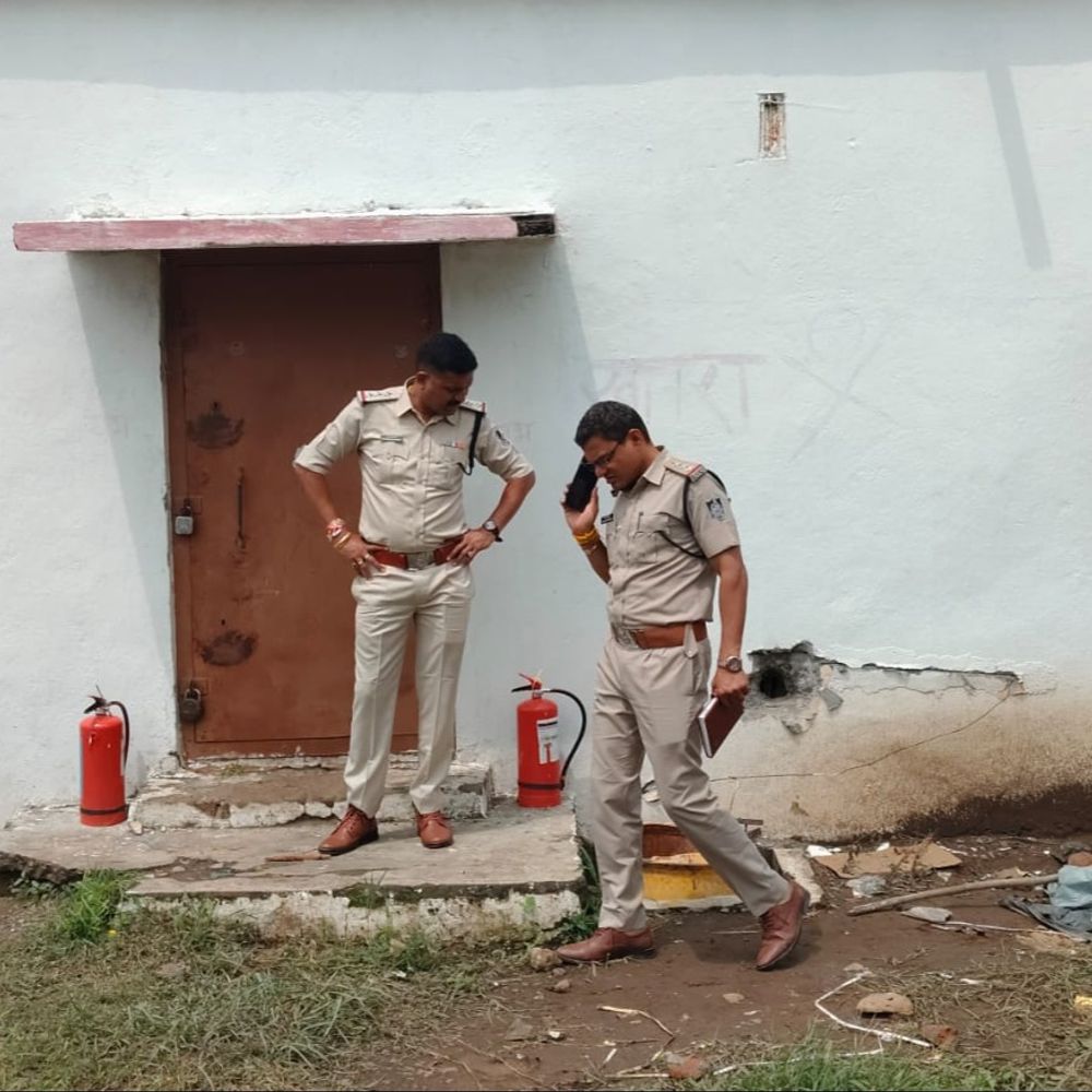 गोडाउन का ताला तोड़कर 35 हजार की विस्फोटक सामग्री चोरी:महू के सितापाट से 300KG नाईट्रेड मिक्सर और 375 मीटर डेटोनेटिंग फ्यूज ले गए बदमाश