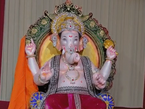 पटना- मीनाक्षी मंदिर की थीम पर बन रहा गणेश पंडाल:मुंबई से पटना पहुंची लालबाग के राजा की प्रतिमा: 55 लाख का हीरा-पन्ना-माणिक जड़ित स्वर्ण मुकुट पहनेंगे बप्पा