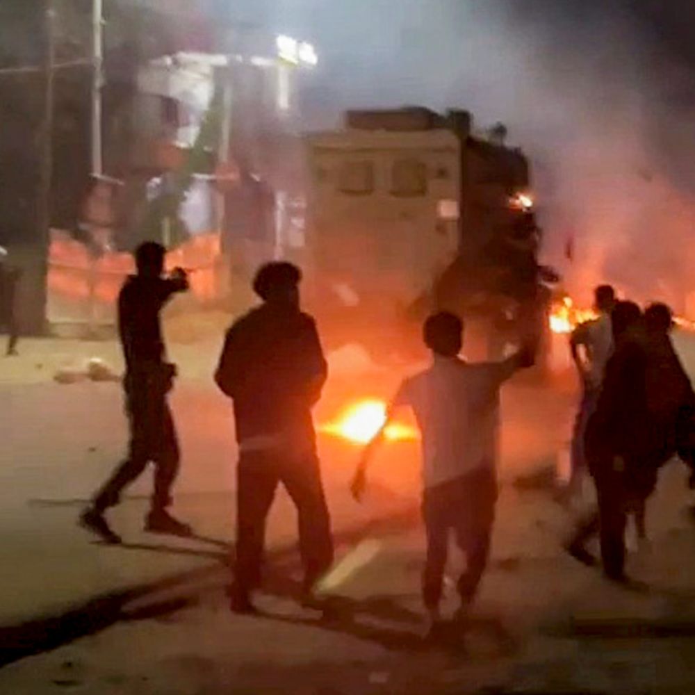 कांगपोकपी में 7 कुकी ग्रामीणों की हिरासत पर हिंसक प्रदर्शन:सड़कें रोकीं, सरकारी गाड़ियों पर पथराव; सुरक्षा बलों ने आंसू गैस छोड़ी
