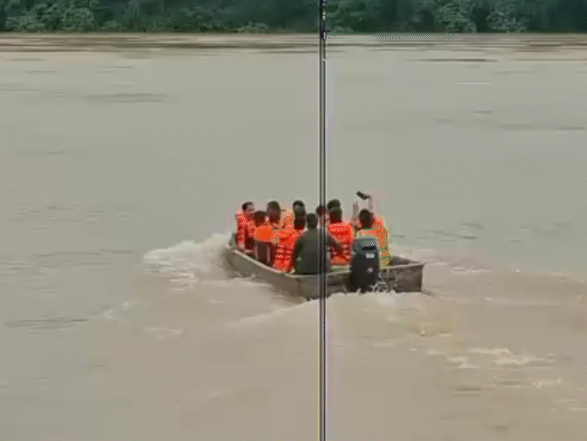 जबलपुर के ग्वारीघाट में होमगार्ड्स की मोटरबोट डूबी:इंजन खराब होने से भरा पानी; 4 की क्षमता, सवार थे 8 जवान, नाविकों ने बचाया