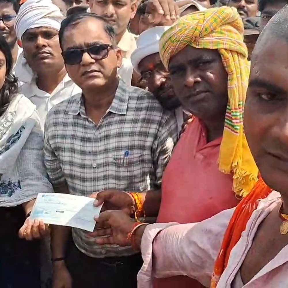 कैमूर में डंपर ने 12 साल की छात्रा को रौंदा:मौके पर मौत; ड्राइवर फरार, प्रशासन ने परिजनों को 20 हजार का चेक दिया