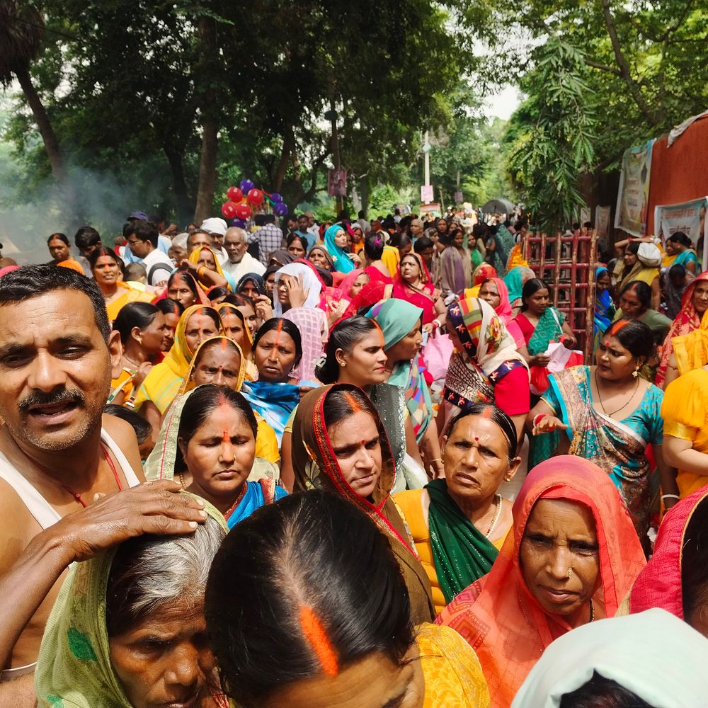 वामन मंदिर में CM के दर्शन से श्रद्धालुओं को परेशानी:दोपहर एक बजे खुला मंदिर, धूप में घंटों इंतजार करते रहे भक्त