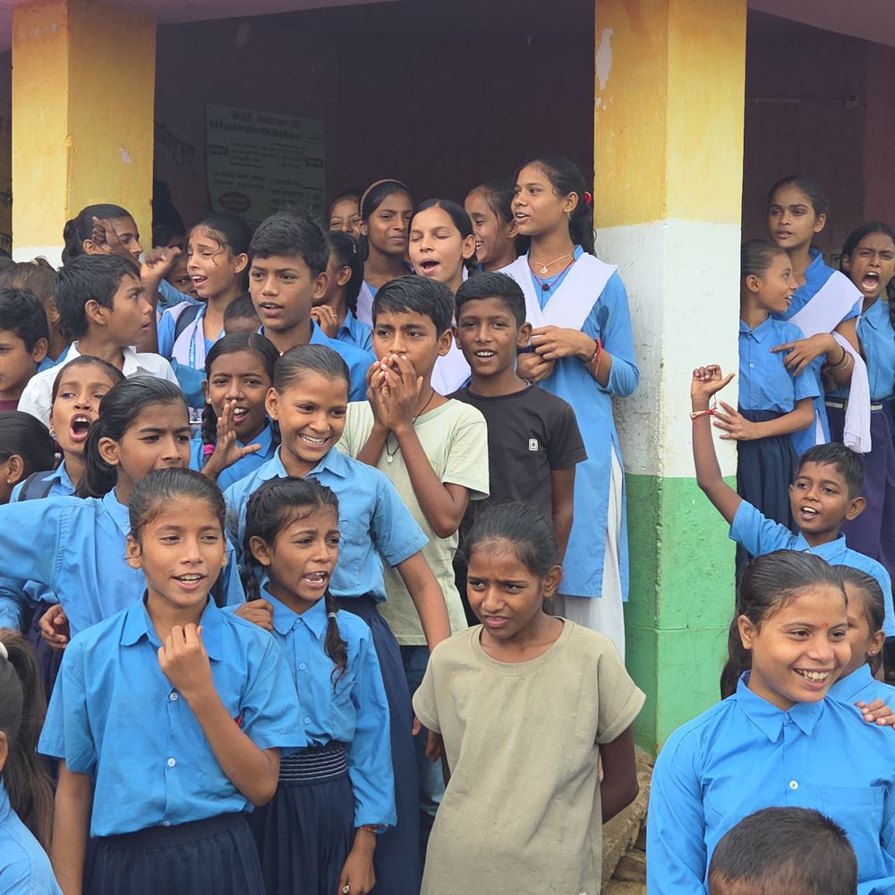 अरवल में छात्रों ने स्कूल में तालाबंदी की:विद्यालय में बुनियादी सुविधा न होने से बच्चे आक्रोशित, 2 कमरों में 1 -12वीं तक पढ़ाई