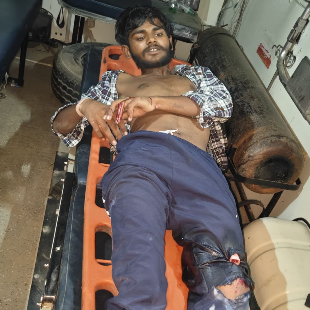 यमुना एक्सप्रेसवे पर डिवाइडर से टकराई बाइक, चालक घायल:मथुरा के नौहझील इलाके में शाम 7 बजे हुआ हादसा