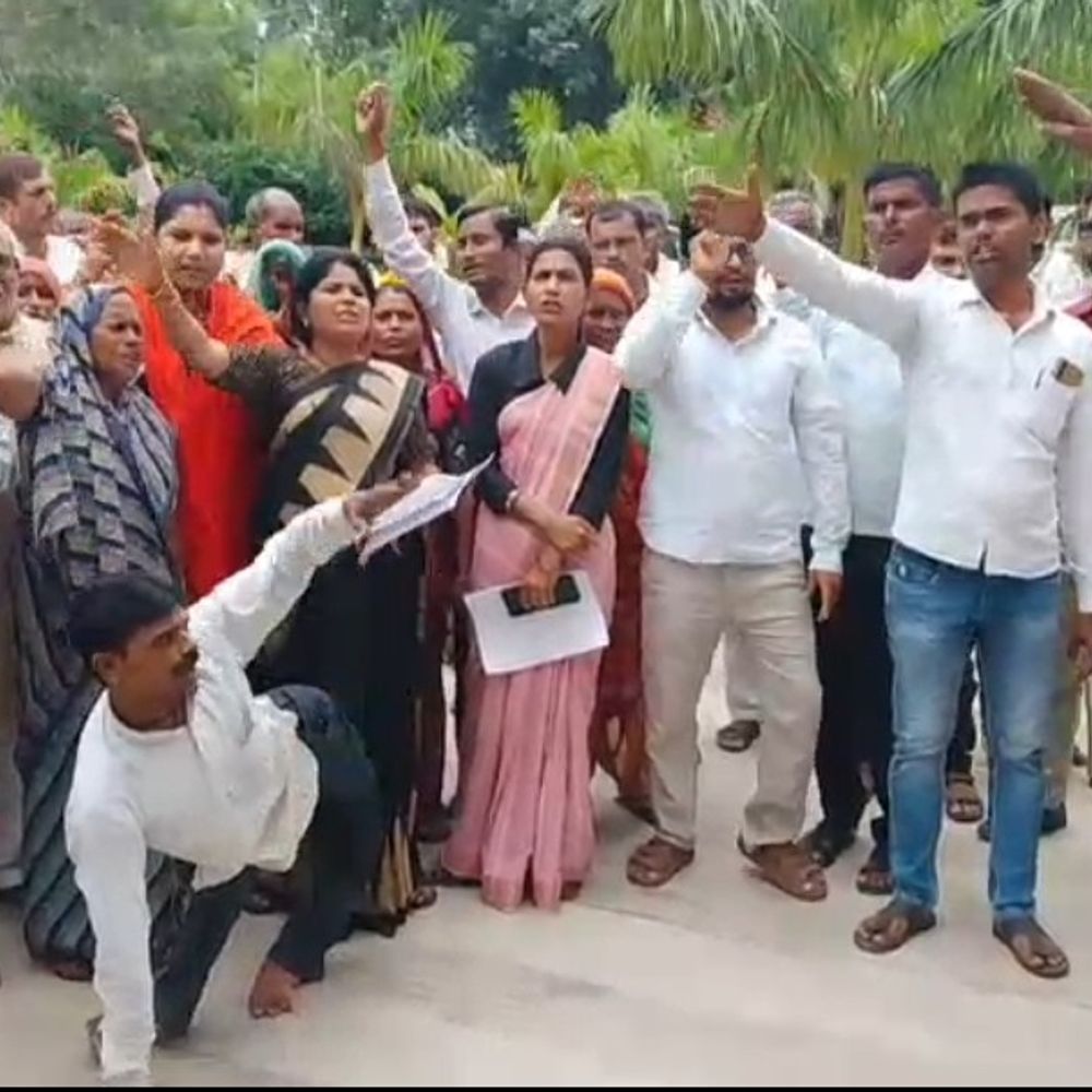 बांदा में स्वास्थ्य सेवाओं की बदहाली पर JDU का अनशन:15 सूत्रीय मांगों को लेकर चौथे दिन भी जारी, आयुक्त को सौंपा ज्ञापन