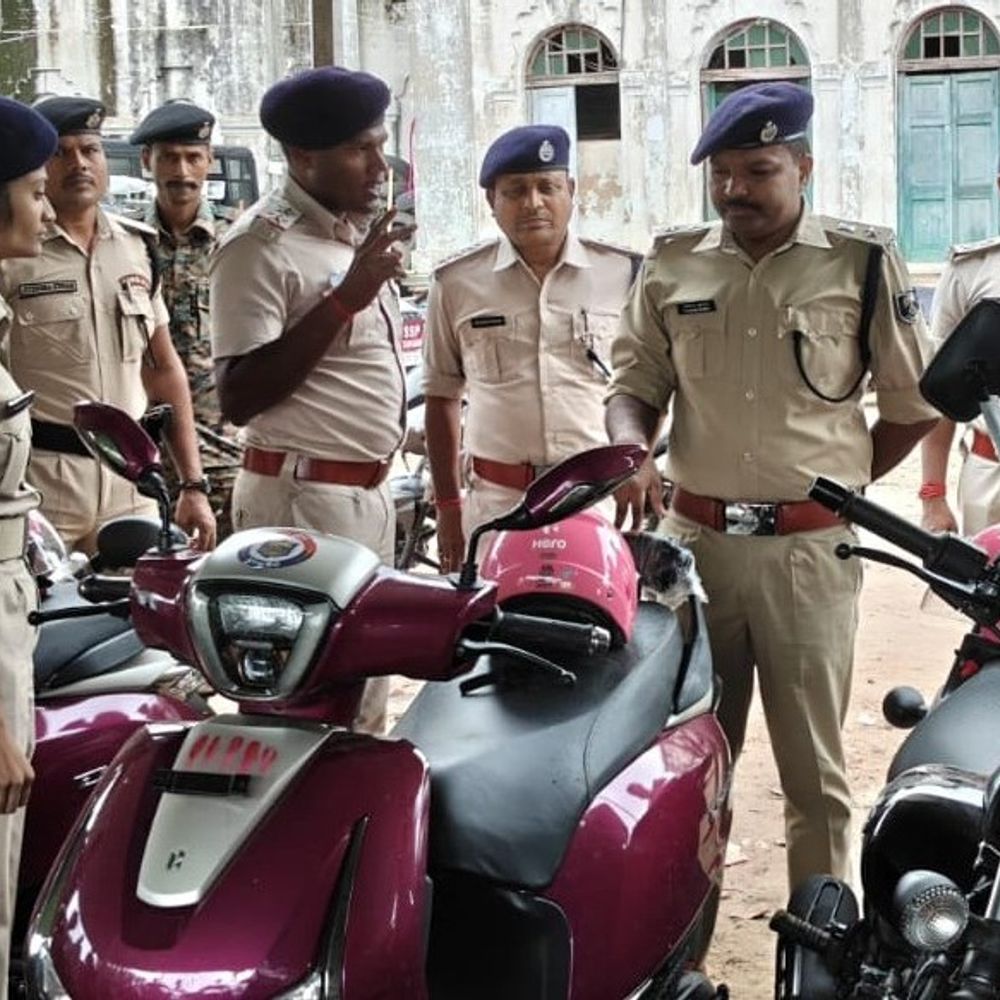 मधुबनी में ‘पुलिस दीदी’ के लिए स्कूटी-मोटरसाइकिल रवाना:छात्राओं की सुरक्षा मजबूत करने और अपराध रोकने में मिलेगी मदद